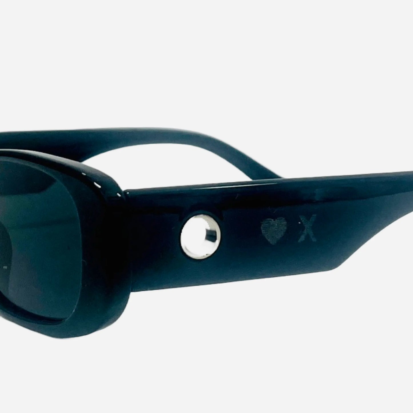 Linda-Farrow-Sonnenbrille-Sunglasses-inspired-Liaisons-Dangereux-Black-side-detail