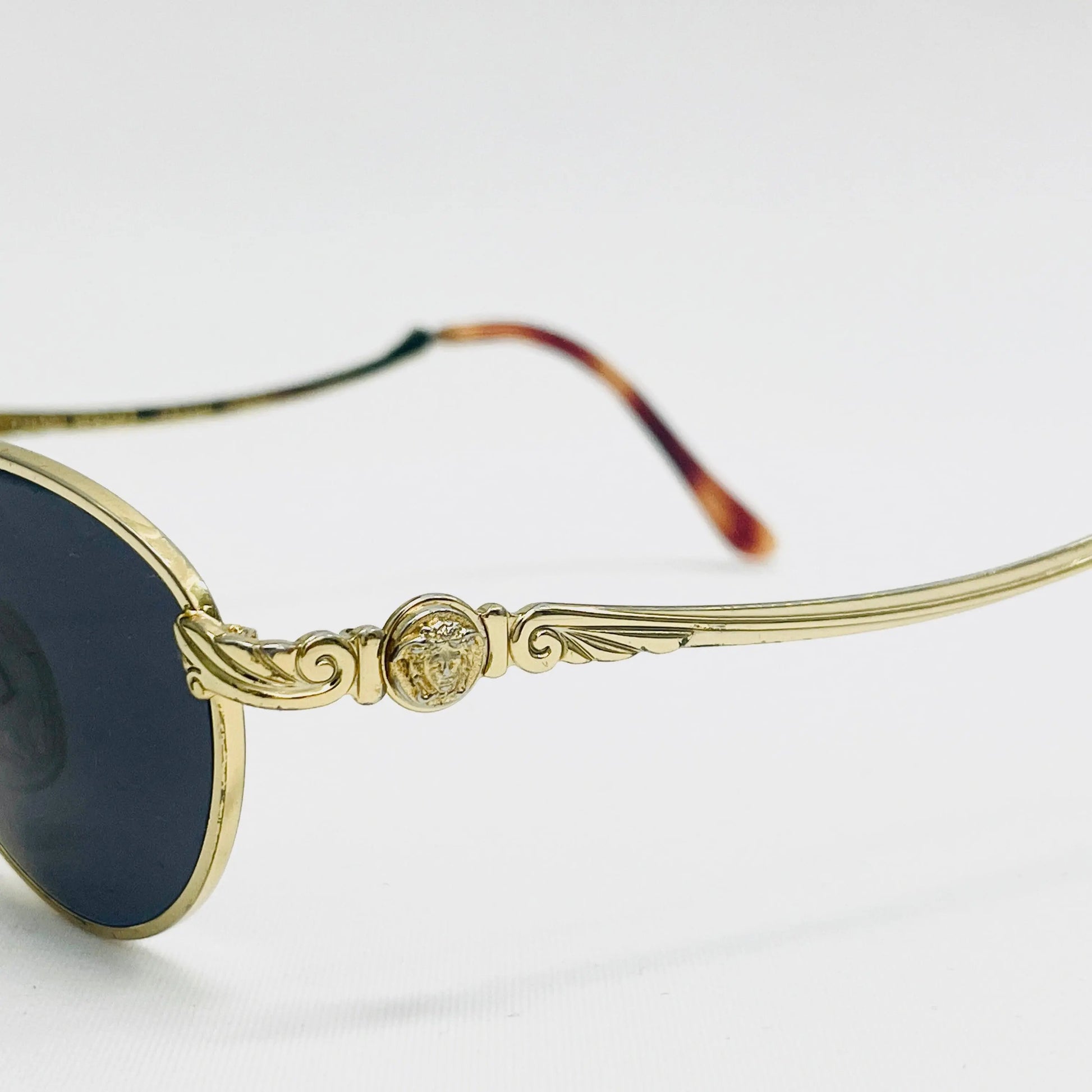 Vintage-Gianni-Versace-Sonnenbrille-Sunglasses-G14-Medusa-gold-side-detail